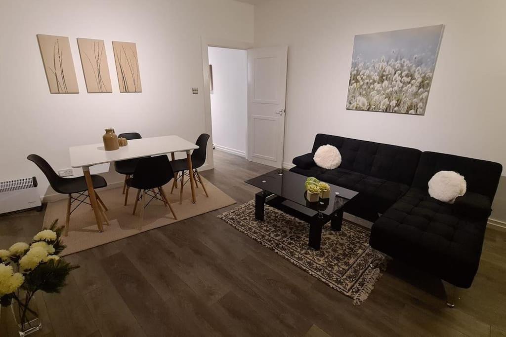 Luxury 1 Bedroom Flat In The Heart Of Wood Green ลอนดอน ภายนอก รูปภาพ
