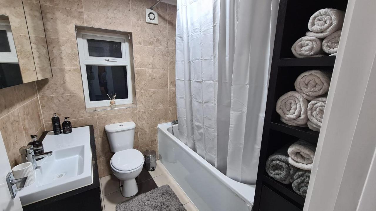 Luxury 1 Bedroom Flat In The Heart Of Wood Green ลอนดอน ภายนอก รูปภาพ