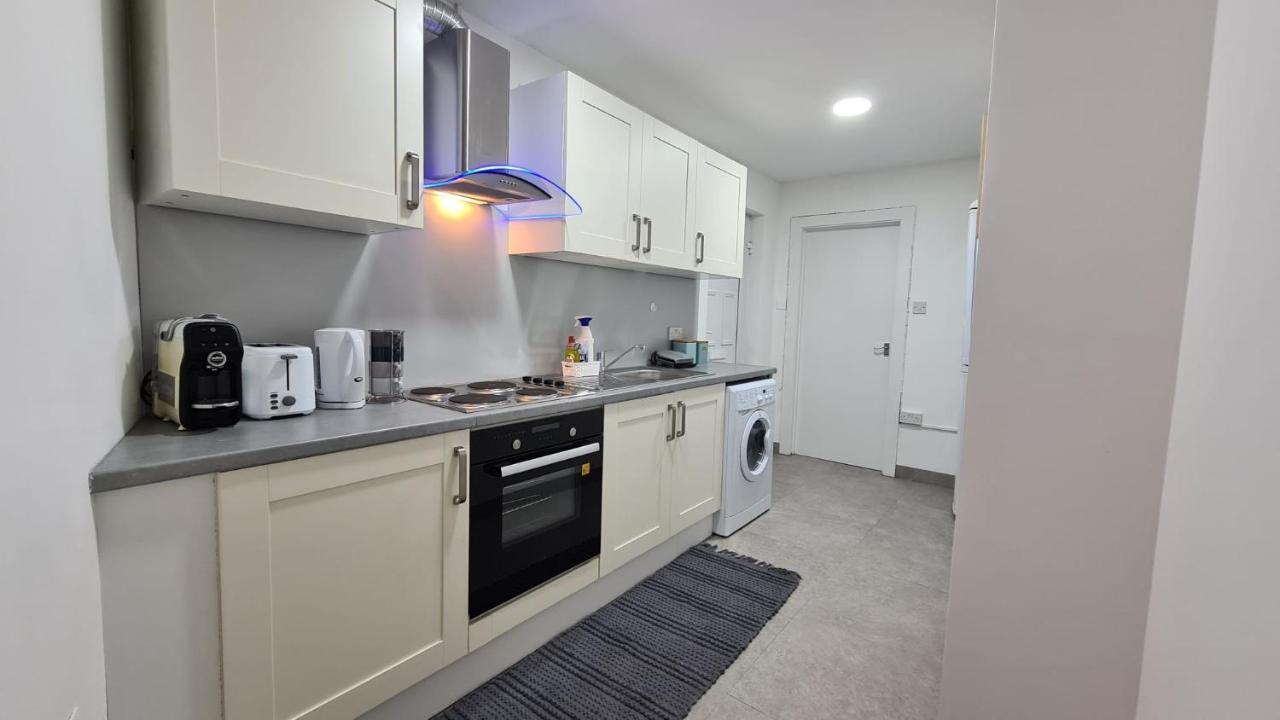 Luxury 1 Bedroom Flat In The Heart Of Wood Green ลอนดอน ภายนอก รูปภาพ